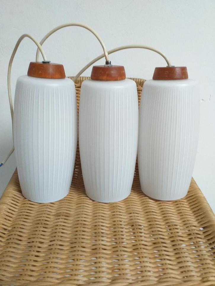 Drie 3 hanglampen geribbelde glas met teak kapje., Huis en Inrichting, Lampen | Hanglampen, Gebruikt, Minder dan 50 cm, Glas, Hout