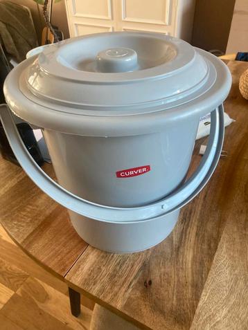 Curver Emmer met Deksel - 10 Liter beschikbaar voor biedingen