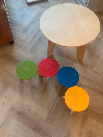 Speeltafel met krukjes stoeltjes beschikbaar voor biedingen