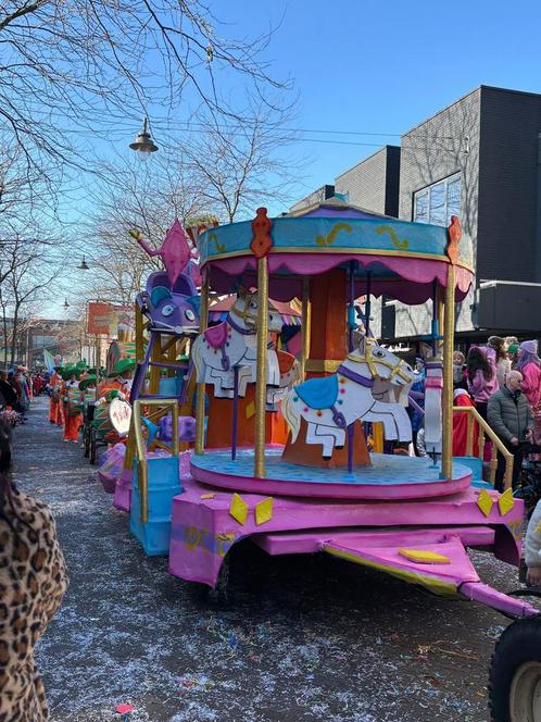 Onderdelen carnavalswagen thema kermis carrousel achtbaan, Hobby en Vrije tijd, Feestartikelen | Verhuur, Zo goed als nieuw, Verzenden