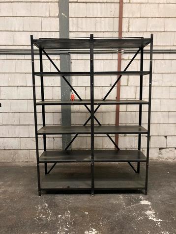 Stellingkast met houten planken beschikbaar voor biedingen