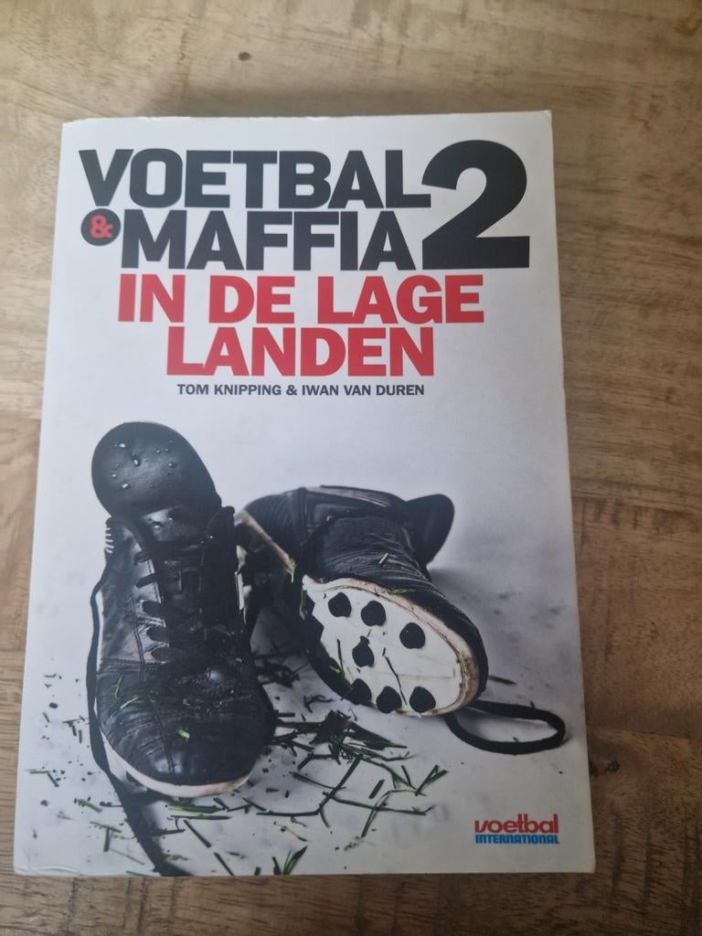 Voetbal & Maffia 2 - In de Lage Landen, Boeken, Ophalen of Verzenden, Zo goed als nieuw, Tom Knipping & Iwan van Duren, Balsport