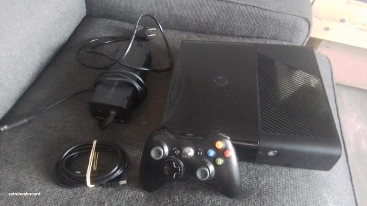 Xbox 360E met 250gbhardeschijf Refurbished controller kabels, Spelcomputers en Games, Spelcomputers | Xbox 360, Gebruikt, 250 GB