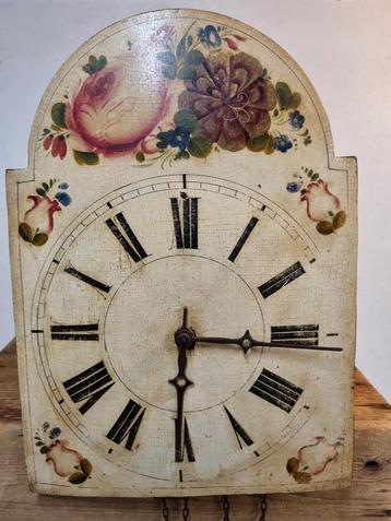 Antieke wandklok slinger klok met Bloemen beschikbaar voor biedingen