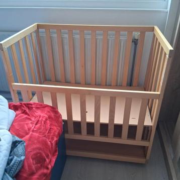 Co-sleeper met verstelbaar hekje beschikbaar voor biedingen