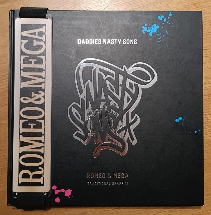 Oscar Huitema - Daddies Nasty Sons Romeo & Mega, Boeken, Hobby en Vrije tijd, Gelezen, Borduren en Naaien, Ophalen of Verzenden