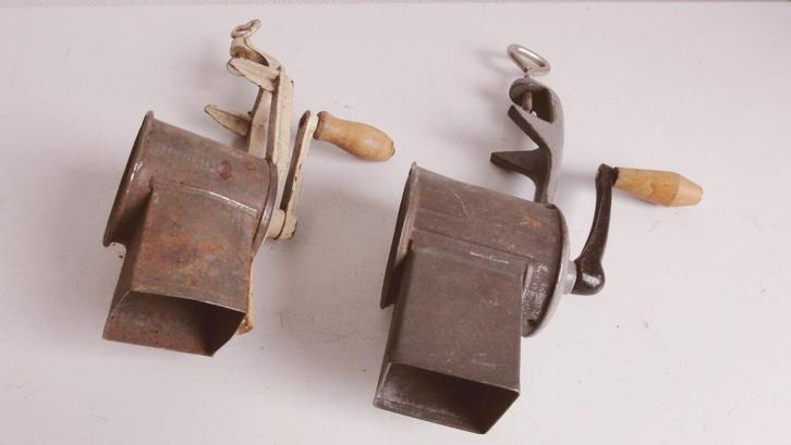 Nootmuskaat molentje, notenmolentje antiek made in GDR, Antiek en Kunst, Antiek | Keukenbenodigdheden, Ophalen of Verzenden