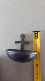 Wijwaterbakje van zilver tin met kruis, Antiek en Kunst, Antiek | Religie, Ophalen of Verzenden