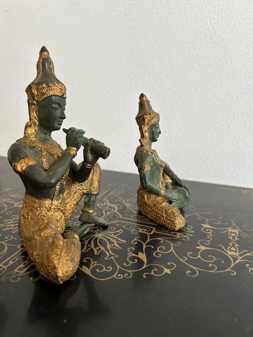 Twee bronzen Thaise musicerende teppanon beschikbaar voor biedingen