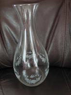 vaas met graveer werk, Ophalen of Verzenden, Zo goed als nieuw, Glas, Minder dan 50 cm