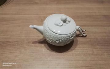Bijzondere Undergrowth Theepot met Beentjes beschikbaar voor biedingen