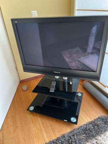 Panasonic TV op TV-meubel beschikbaar voor biedingen