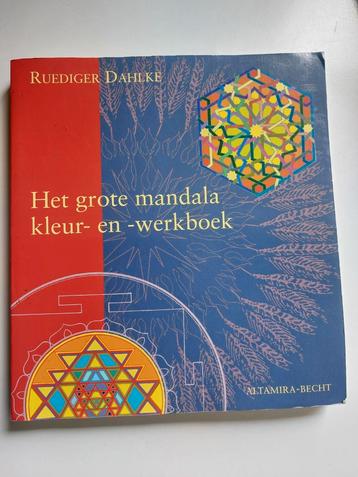 Het grote mandala kleur en werkboek beschikbaar voor biedingen