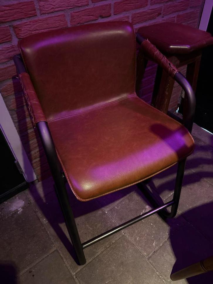 Stijlvolle bruine stoel met armleuningen, Huis en Inrichting, Stoelen, Gebruikt, Eén, Metaal, Bruin, Ophalen of Verzenden