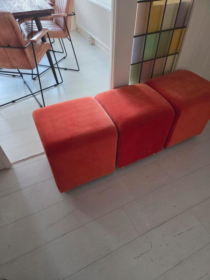 3 Oranje Velours Hockers op Wielen - 46x46x46 cm, Huis en Inrichting, Banken | Voetenbanken en Poefen, Minder dan 50 cm, Minder dan 50 cm