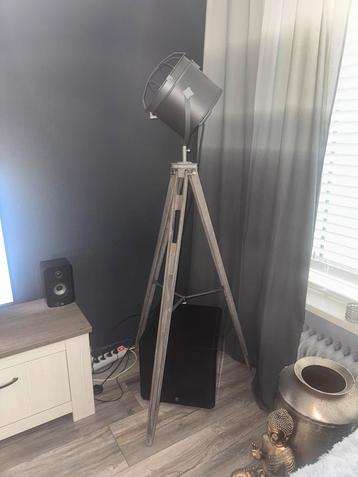 Industriele vloerlamp met kantelspot beschikbaar voor biedingen