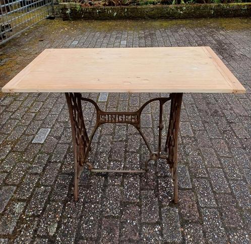 Oude tafel, bijset tafel, ijzer frame, naaitafel, Singer, Antiek en Kunst, Curiosa en Brocante, Ophalen