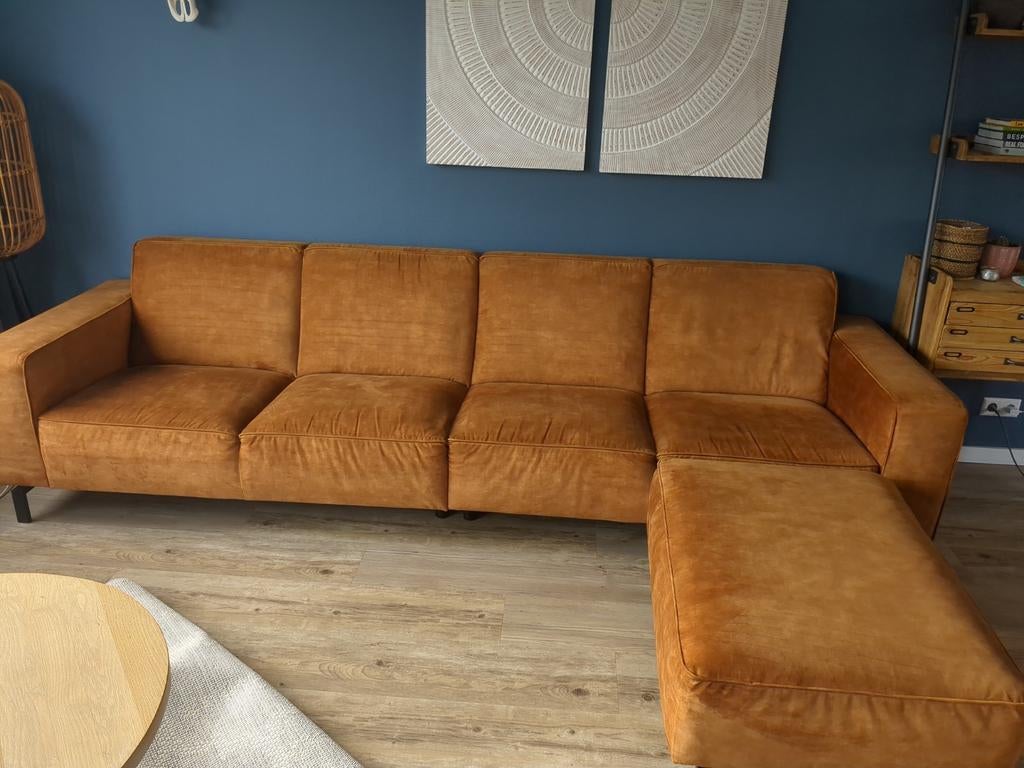 Ruime grote vierzits bank met hocker cognac velvet, Huis en Inrichting, Banken | Complete zithoeken, Ophalen, Zo goed als nieuw