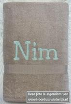 Douchelaken Cream geborduurd met naam, Ophalen of Verzenden, Nieuw, Beige, Handdoek