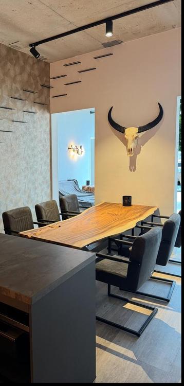 Boomstamtafel + gratis stoelen beschikbaar voor biedingen