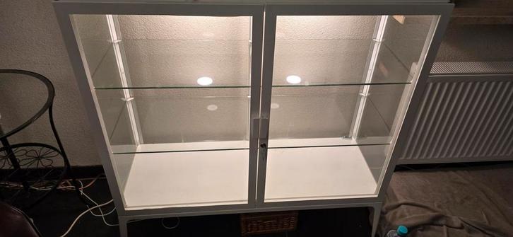 Witte IKEA Vitrinekast met Verlichting, Huis en Inrichting, Kasten | Vitrinekasten, Zo goed als nieuw, 100 tot 150 cm, 50 tot 100 cm