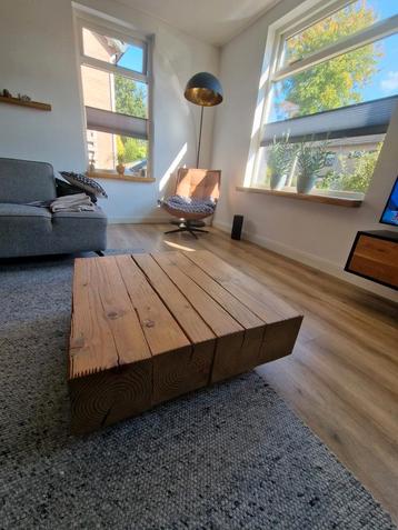 Houten salontafel op wielen beschikbaar voor biedingen