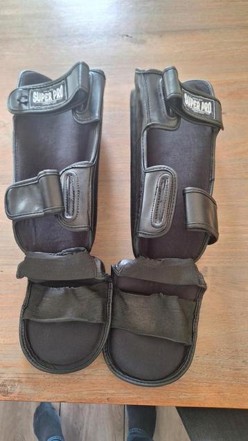 Adidas/superpro bokshandschoenen/scheenbeschermers  beschikbaar voor biedingen