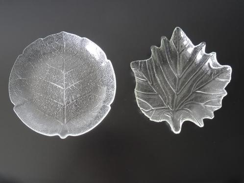 2 vintage glazen schaaltjes, vorm blad met nerfstructuur, Antiek en Kunst, Antiek | Glas en Kristal, Ophalen of Verzenden