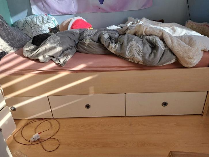 Bed met 3  laden , lattenbodem en matras en bijpassend buro, Huis en Inrichting, Slaapkamer | Bedden, Gebruikt, Eenpersoons, 90 cm