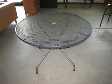 Tuintafel metaal, nette staat beschikbaar voor biedingen