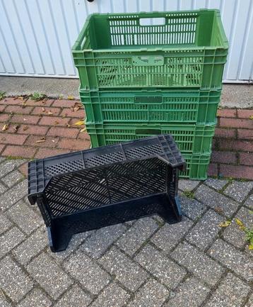 stapelbare kratten groen en wit beschikbaar voor biedingen