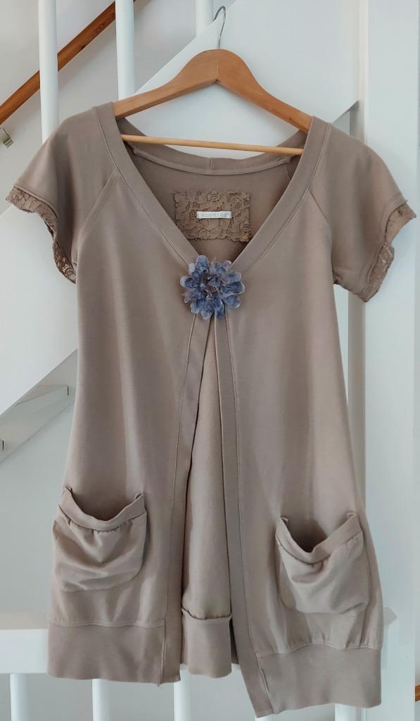 Tuniek taupe met bloem van Kosmika één maat, Kleding | Dames, Blouses en Tunieken, Nieuw, Maat 38/40 (M), Overige kleuren, Ophalen of Verzenden