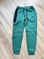 Nike Tech Fleece Broek - Maat S - Groen, Kinderen en Baby's, Kinderkleding | Maat 176, Broek, Ophalen of Verzenden, Zo goed als nieuw