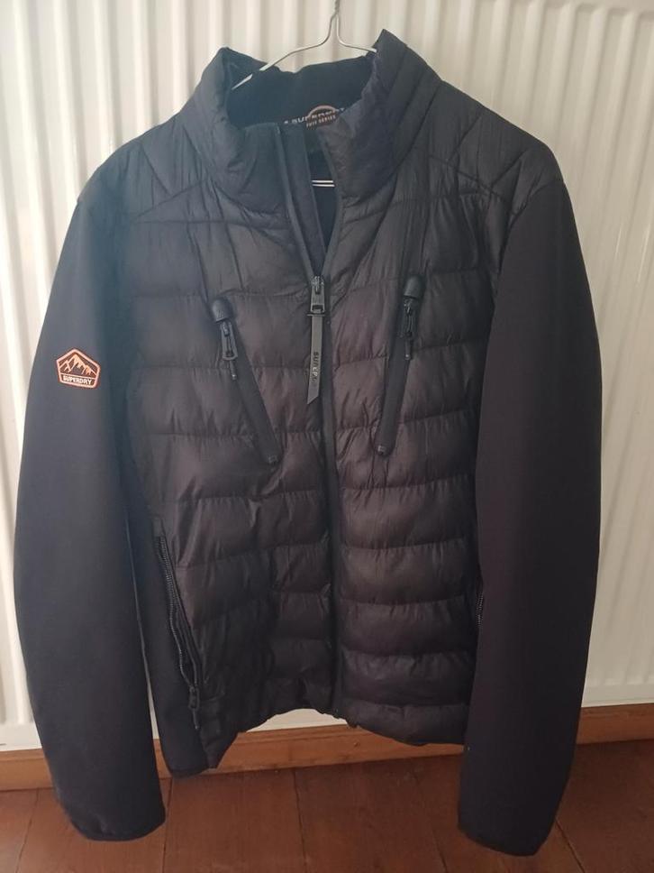 Superdry jas mt M - ZGAN - Pink Ribbon, Kleding | Heren, Jassen | Winter, Zo goed als nieuw, Zwart, Ophalen