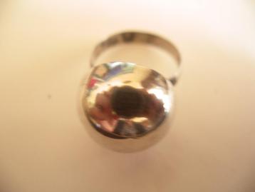 Een mooie Hele Oude Zilveren Bolle Ring beschikbaar voor biedingen
