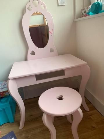 Kaptafel met hartjes, spiegel en krukje beschikbaar voor biedingen