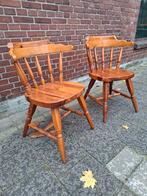 2 vintage grenen stoelen in Windsor stijl, Huis en Inrichting, Stoelen, Ophalen, Gebruikt, Bruin