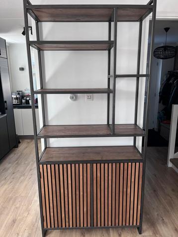 Stalen vitrine kast met trendy wandpanelen hoog beschikbaar voor biedingen