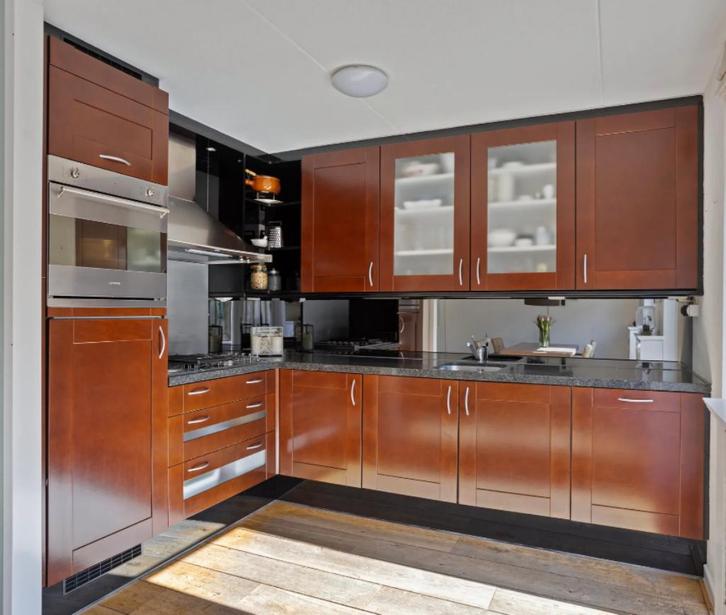 Bruynzeel keuken incl. Smeg apparatuur, Huis en Inrichting, Keuken | Complete keukens, Gebruikt, Hoekkeuken, Bruin, Graniet of Steen