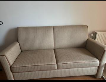 Comfortabele 2-zits bank in neutrale kleur 