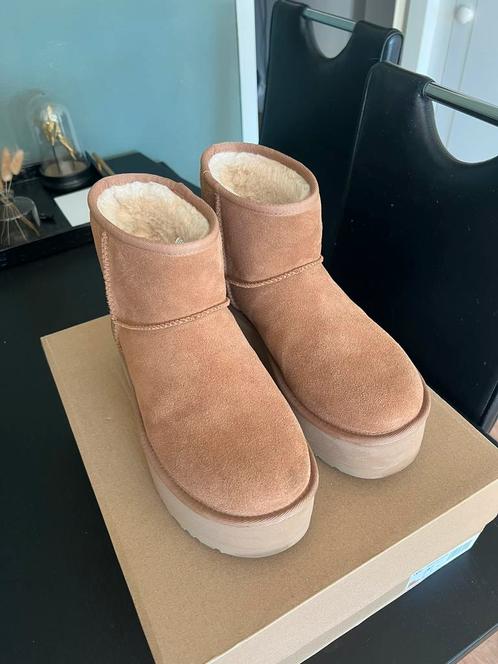 UGG Classic Mini platform maat 40, Kleding | Dames, Schoenen, Zo goed als nieuw, Beige, Ophalen of Verzenden