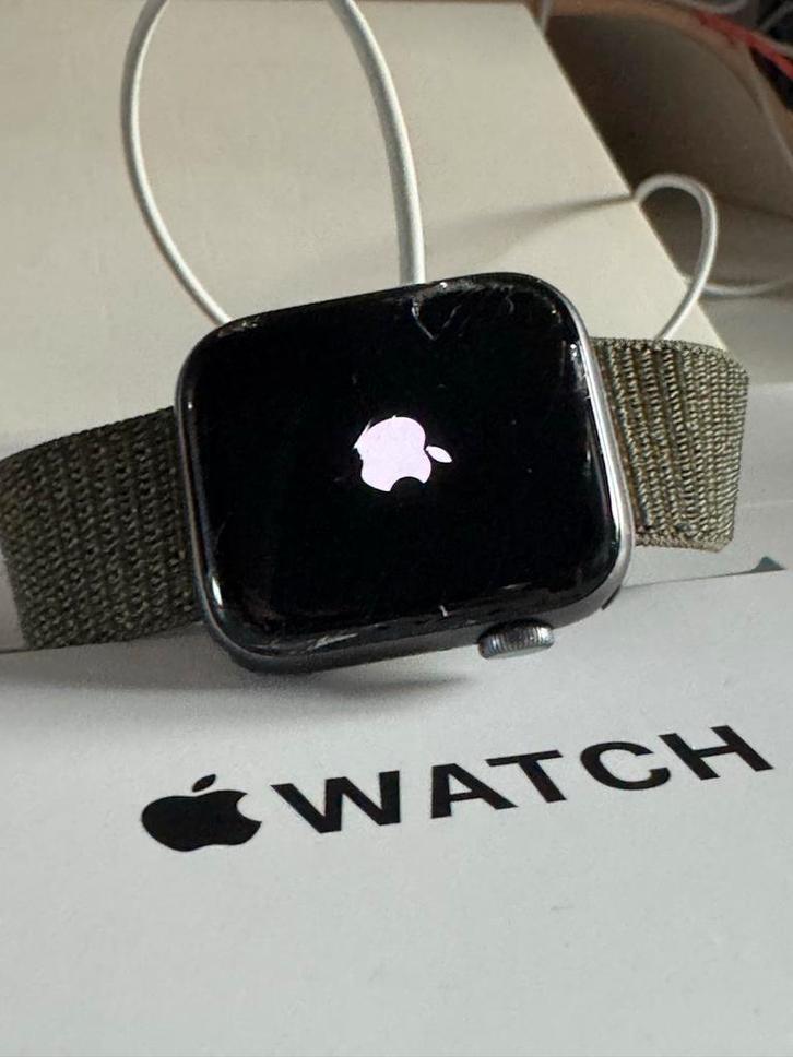 iWatch SE 44mm Spacegrey + Accessoires, Sieraden, Tassen en Uiterlijk, Smartwatches, Gebruikt, iOS, Ophalen of Verzenden