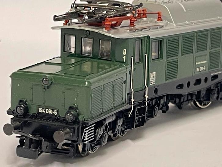 * NIEUWSTAAT * Marklin 3322 * KROKODIL + elektr. omschak. *, Hobby en Vrije tijd, Modeltreinen | H0, Zo goed als nieuw, Locomotief