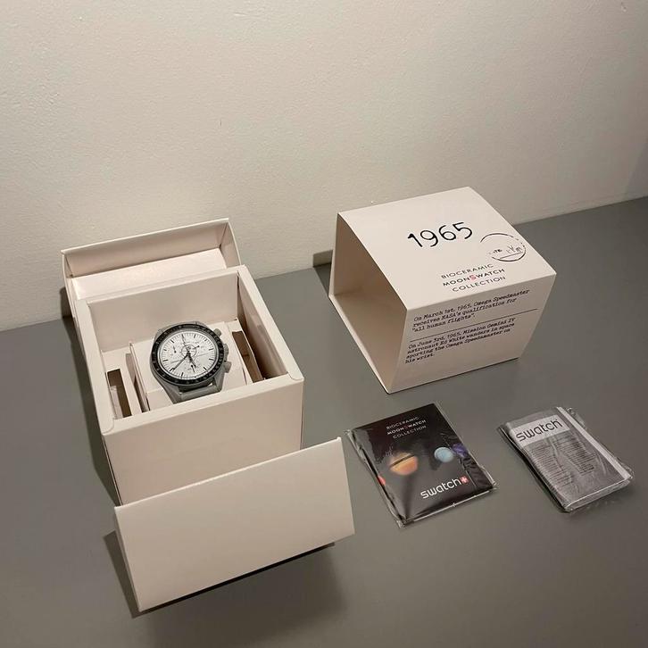 Swatch x Omega MoonSwatch 1965, Sieraden, Tassen en Uiterlijk, Horloges | Heren, Nieuw, Polshorloge, Swatch, Kunststof, Kunststof