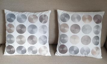 Twee kussenhoesjes 45 x 45 cm met binnenkussen beschikbaar voor biedingen