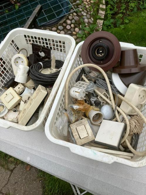 2 manden vol elektrische onderdelen (schakelmateriaal), Doe-het-zelf en Verbouw, Elektra en Kabels, Gebruikt, Ophalen