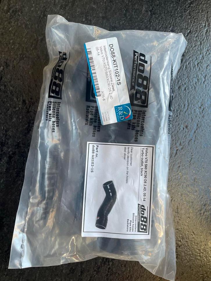 Nieuwe Intercooler slang Volvo V70/XC70/XC90 D5, Auto-onderdelen, Motor en Toebehoren, Volvo, Nieuw, Ophalen of Verzenden