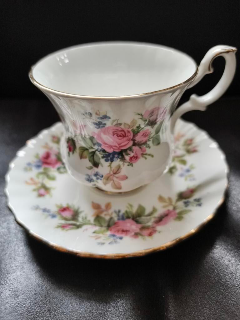 Engelse, Royal Albert porselein"Moss Rose" Koffie kop., Verzamelen, Porselein, Kristal en Bestek, Ophalen of Verzenden, Zo goed als nieuw