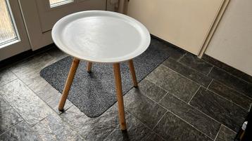 Klein statafel wit met hout pootjes beschikbaar voor biedingen