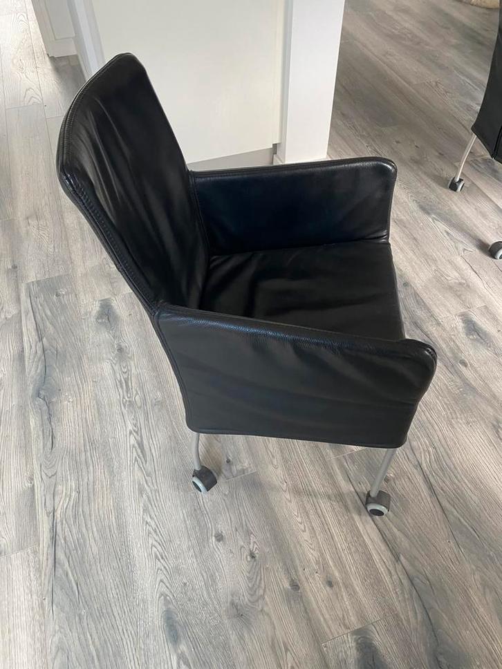 4 mooie eetkamerstoelen op wieltjes, echt leer, goede staat, Huis en Inrichting, Stoelen, Zo goed als nieuw, Vier, Leer, Zwart